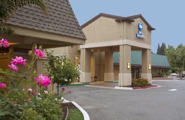 Pacific Plaza Hotels | Alameda, California | Garden and entrance to Best Western hotel